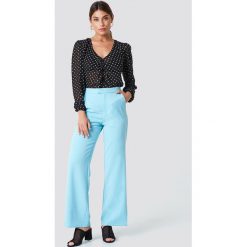 Spodnie damskie: NA-KD Classic Dopasowane spodnie z szerokimi nogawkami - Blue