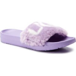 Klapki UGG - W Royale Graphic 1101539 W/Pzn. Fioletowe klapki damskie Ugg, bez wzorów, z tworzywa sztucznego, bez obcasa. W wyprzedaży za 209,00 zł.