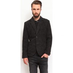 MARYNARKA MĘSKA TALIOWANA, KLASYCZNA Z GUZIKIEM. Czarne marynarki męskie slim fit Top Secret, z dzianiny. Za 99,99 zł.