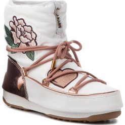 Śniegowce MOON BOOT - Peace & Love Wp 24007500001 Copper/White. Białe kozaki damskie Moon Boot, ze skóry ekologicznej, na niskim obcasie, bez zapięcia. W wyprzedaży za 939,00 zł.