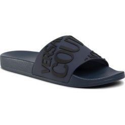 Klapki VERSACE JEANS COUTURE - E0YVBSQ1 71352 K79. Niebieskie klapki męskie Versace Jeans Couture, z jeansu, bez zapięcia. W wyprzedaży za 179,00 zł.