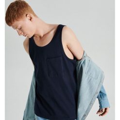 Tank top z kieszenią - Granatowy. Niebieskie t-shirty męskie Cropp, s, bez wzorów, bez kołnierzyka. Za 24,99 zł.