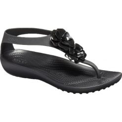 Crocs W Serena Embellish Flip 205600-060. Czarne klapki damskie Crocs, bez wzorów, z materiału, bez obcasa. W wyprzedaży za 159,99 zł.