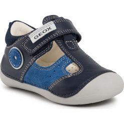 Sandały GEOX - B Tutim B. A B0239A 08522 C4226 Navy/Royal. Niebieskie sandały chłopięce Geox, ze skóry, bez zapięcia. W wyprzedaży za 179,00 zł.
