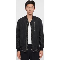 AllSaints - Kurtka bomber skórzana Kino Leather Bomber. Czarne płaszcze męskie AllSaints, s, bez wzorów, z elastanu, krótkie, bez kaptura. Za 1799,00 zł.