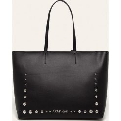 Calvin Klein - Torebka. Czarne listonoszki damskie Calvin Klein, w paski, ze skóry ekologicznej, na ramię, duże, bez dodatków. Za 749,90 zł.