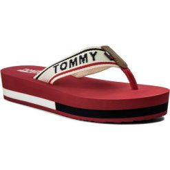 Japonki TOMMY JEANS - Mid Beach Sandal EN0EN00069 Tango Red 611. Brązowe klapki damskie Tommy Jeans, bez wzorów, z jeansu, bez obcasa. Za 179,00 zł.