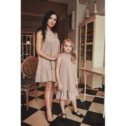 Sukienka Damska Mama i Córka LM41/3. Sukienki damskie Pakamera, s, bez wzorów, z tkaniny, z falbankami, bez rękawów, mini, trapezowe. Za 99,00 zł.