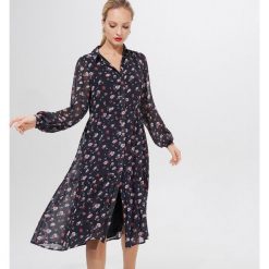 Midi sukienka w kwiaty - Niebieski. Niebieskie sukienki damskie Mohito, w kwiaty, midi. W wyprzedaży za 59,99 zł.