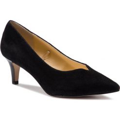 Szpilki CAPRICE - 9-22406-22 Black Suede 004. Czarne półbuty damskie Caprice, bez wzorów, z zamszu, eleganckie, bez obcasa, na obcasie, bez zapięcia. W wyprzedaży za 219,00 zł.