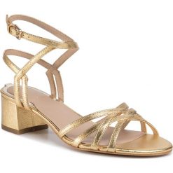 Sandały GUESS - Darion FL6DAN LEM03 GOLD. Żółte klapki damskie Guess, z aplikacjami, ze skóry, bez obcasa, na obcasie. Za 599,00 zł.