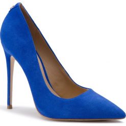 Szpilki GUESS - Felyx FL6FLX SUE08 BLUE. Niebieskie półbuty damskie Guess, z aplikacjami, z zamszu, bez obcasa, na obcasie, bez zapięcia. W wyprzedaży za 359,00 zł.