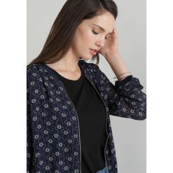 Noa Noa FLORAL GEORGETTE PRINTED JACKET Kurtka Bomber print blue. Niebieskie kurtki damskie marki Noa Noa, bez wzorów, z wiskozy. Za 549,00 zł.