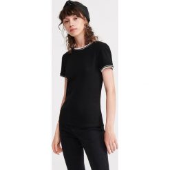 T-shirt z prążkowanej dzianiny - Czarny. Czarne t-shirty damskie Reserved, s, bez wzorów, z dzianiny, bez kołnierzyka. Za 39,99 zł.