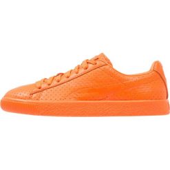 Puma CLYDE PERFORATED TRAPSTAR Tenisówki i Trampki golden poppy. Brązowe trampki męskie Puma, z materiału. W wyprzedaży za 367,20 zł.