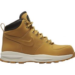 BUTY NIKE MANOA (GS). Pomarańczowe buty chłopięce sportowe Nike, ze skóry, bez zapięcia. Za 224,99 zł.