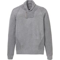 Sweter z szalowym kołnierzem Regular Fit, z bawełny z recyklingu bonprix ciemnooliwkowy. Szare swetry męskie bonprix, s, w paski, z bawełny, bez kołnierzyka, bez kaptura. Za 89,99 zł.