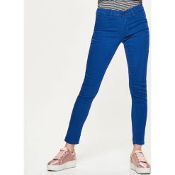 Denimowe jegginsy - Turkusowy. Niebieskie legginsy Cropp, z jeansu. Za 59,99 zł.