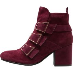 Marcel Ostertag x Tamaris Botki merlot. Czerwone botki damskie skórzane Marcel Ostertag x Tamaris, klasyczne. Za 459,00 zł.