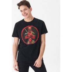 T-shirt z nadrukiem Deadpool - Czarny. Czarne t-shirty męskie marki House, s, z nadrukiem, bez kołnierzyka. Za 59,99 zł.