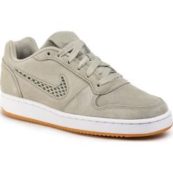 Buty NIKE - Ebernon Low Prem AQ2232 300 Speruce Fog/Speruce Fog/Black. Szare półbuty damskie Nike, na co dzień, bez wzorów, ze skóry, eleganckie, bez zapięcia. W wyprzedaży za 249,00 zł.