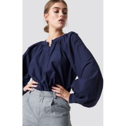 NA-KD Boho Bluzka oversize z guzikami - Blue. Niebieskie bluzki damskie marki NA-KD Boho, bez wzorów, boho, z okrągłym kołnierzem, bez rękawów. W wyprzedaży za 73,17 zł.