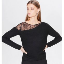 Sweter z koronkowym dekoltem - Czarny. Czarne swetry damskie Mohito, s, bez wzorów, z koronki, bez rękawów, bez kaptura. Za 119,99 zł.