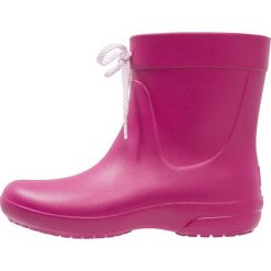 Crocs FREESAIL SHORTY Kalosze berry. Różowe buty zimowe damskie marki Crocs, z materiału. W wyprzedaży za 134,25 zł.