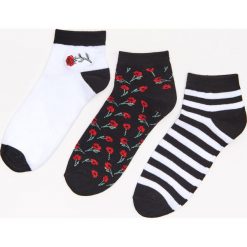 Skarpety 3 pack - Czarny. Czarne skarpetki damskie Cropp, bez wzorów. W wyprzedaży za 29,99 zł.