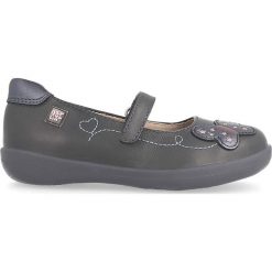 Skórzane baleriny w kolorze granatowym. Niebieskie baleriny dziewczęce Garvalin, z aplikacjami, bez obcasa. W wyprzedaży za 125,95 zł.
