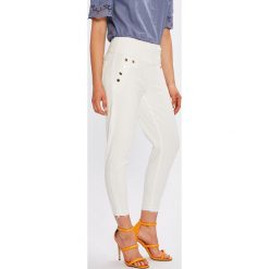 Guess Jeans - Jeansy Curve x High. Białe jeansy damskie z wysokim stanem marki Guess Jeans, m, z aplikacjami, z elastanu. W wyprzedaży za 359,90 zł.