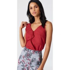 NA-KD Boho Top na ramiączkach z asymetryczną falbaną - Red. Czerwone topy damskie marki NA-KD Boho, bez wzorów, z bawełny, z asymetrycznym kołnierzem. W wyprzedaży za 24,28 zł.