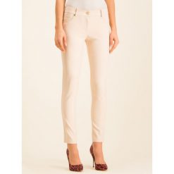 Spodnie materiałowe Marciano Guess 94G134 7804Z. Czerwone spodnie damskie MARCIANO GUESS, z aplikacjami, z tkaniny. W wyprzedaży za 279,00 zł.