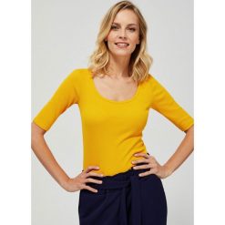 Bluzka z prążkowanej dzianiny. Żółte bluzki damskie Moodo, xl, bez wzorów, z elastanu, z dekoltem na plecach, z krótkim rękawem. Za 19,99 zł.