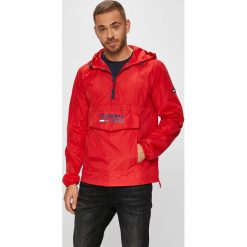 Tommy Jeans - Kurtka. Czerwone kurtki męskie marki Tommy Jeans, xxl, z poliesteru, z kapturem. W wyprzedaży za 479,90 zł.