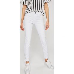 Vero Moda - Jeansy Seven. Białe rurki damskie marki Vero Moda, z elastanu. Za 129,90 zł.