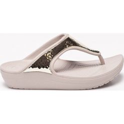 Crocs - Japonki. Szare klapki damskie marki Crocs, z materiału. Za 179,90 zł.