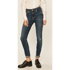 Calvin Klein Jeans - Jeansy CKJ 011. Niebieskie rurki damskie Calvin Klein Jeans, s, z aplikacjami, z elastanu. Za 549,90 zł.