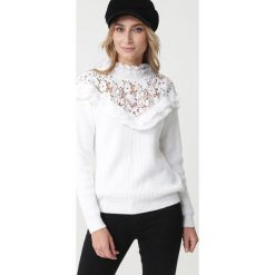 Biały Sweter Jingili. Białe swetry damskie Born2be, uniwersalny, z aplikacjami, eleganckie, bez rękawów, bez kaptura. Za 139,99 zł.