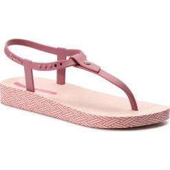 Sandały IPANEMA - Bossa Soft Sandal 82626 Pink/Burgundy 24752. Różowe klapki damskie Ipanema, bez wzorów, z tworzywa sztucznego, bez obcasa. Za 109,99 zł.