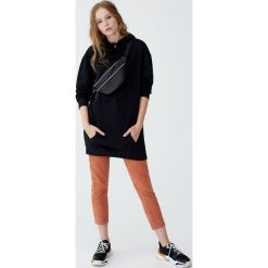 Bluza sukienka z kapturem. Czarne bluzy damskie Pull&Bear, bez wzorów, bez rękawów, z kapturem. Za 79,90 zł.