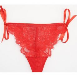 Stringi z dekoracyjną koronką - Czerwony. Czerwone stringi damskie Reserved, xl, w koronkowe wzory, z koronki. W wyprzedaży za 15,99 zł.