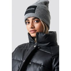 Calvin Klein Czapka J Calvin Klein W - Grey. Szare czapki zimowe damskie Calvin Klein, z aplikacjami, z dzianiny. Za 181,95 zł.