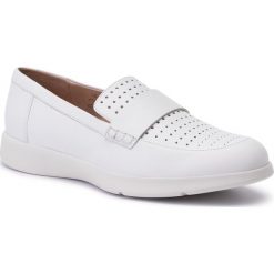 Półbuty GEOX - D Arjola D92DHE 00043 C1000 White. Białe półbuty damskie Geox, bez wzorów, ze skóry, bez obcasa, na płaskiej podeszwie, bez zapięcia. W wyprzedaży za 239,00 zł.