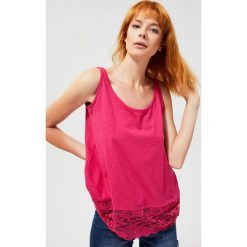 Top z koronką. Czerwone bluzki damskie Moodo, xl, w koronkowe wzory, z bawełny, z okrągłym kołnierzem. Za 9,99 zł.