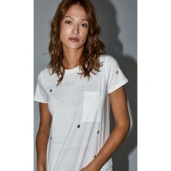 Medicine - T-shirt by Dorota Masłowska i Maciej Chorąży. Białe bluzki damskie MEDICINE, s, z nadrukiem, z bawełny, casualowe, z okrągłym kołnierzem. W wyprzedaży za 54,90 zł.