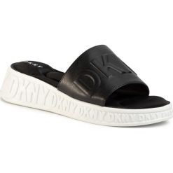Klapki DKNY - Mara K1036920 Black. Czarne klapki damskie DKNY, bez wzorów, ze skóry ekologicznej, bez obcasa. W wyprzedaży za 249,00 zł.