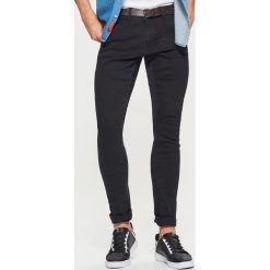 Jeansy SLIM z paskiem - Czarny. Czarne jeansy męskie marki Cropp. Za 149,99 zł.