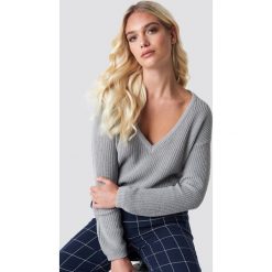 NA-KD Sweter z głębokim dekoltem V - Grey. Szare swetry klasyczne damskie marki NA-KD, dekolt w kształcie v. Za 121,95 zł.