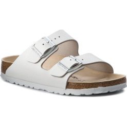 Klapki BIRKENSTOCK - Arizona Bs 0051133 White. Białe klapki damskie Birkenstock, bez wzorów, ze skóry, bez obcasa. W wyprzedaży za 239,00 zł.